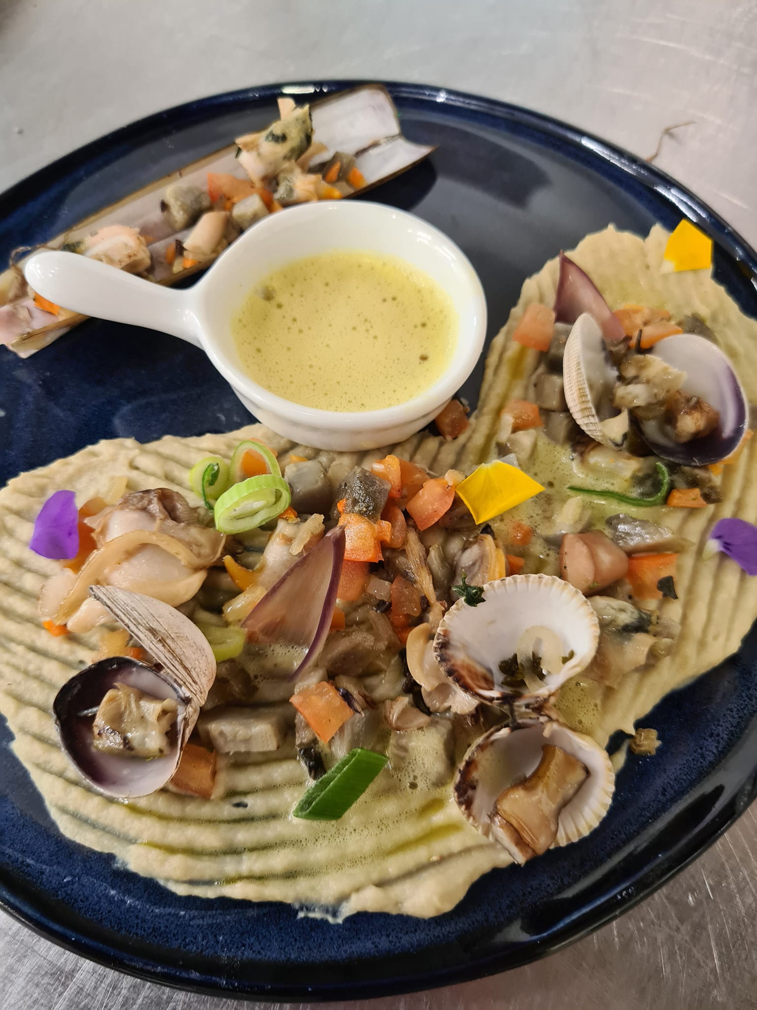 Artichaut poivrade en Barigoule, mousse safranée, palourdes, couteaux, praires, coques