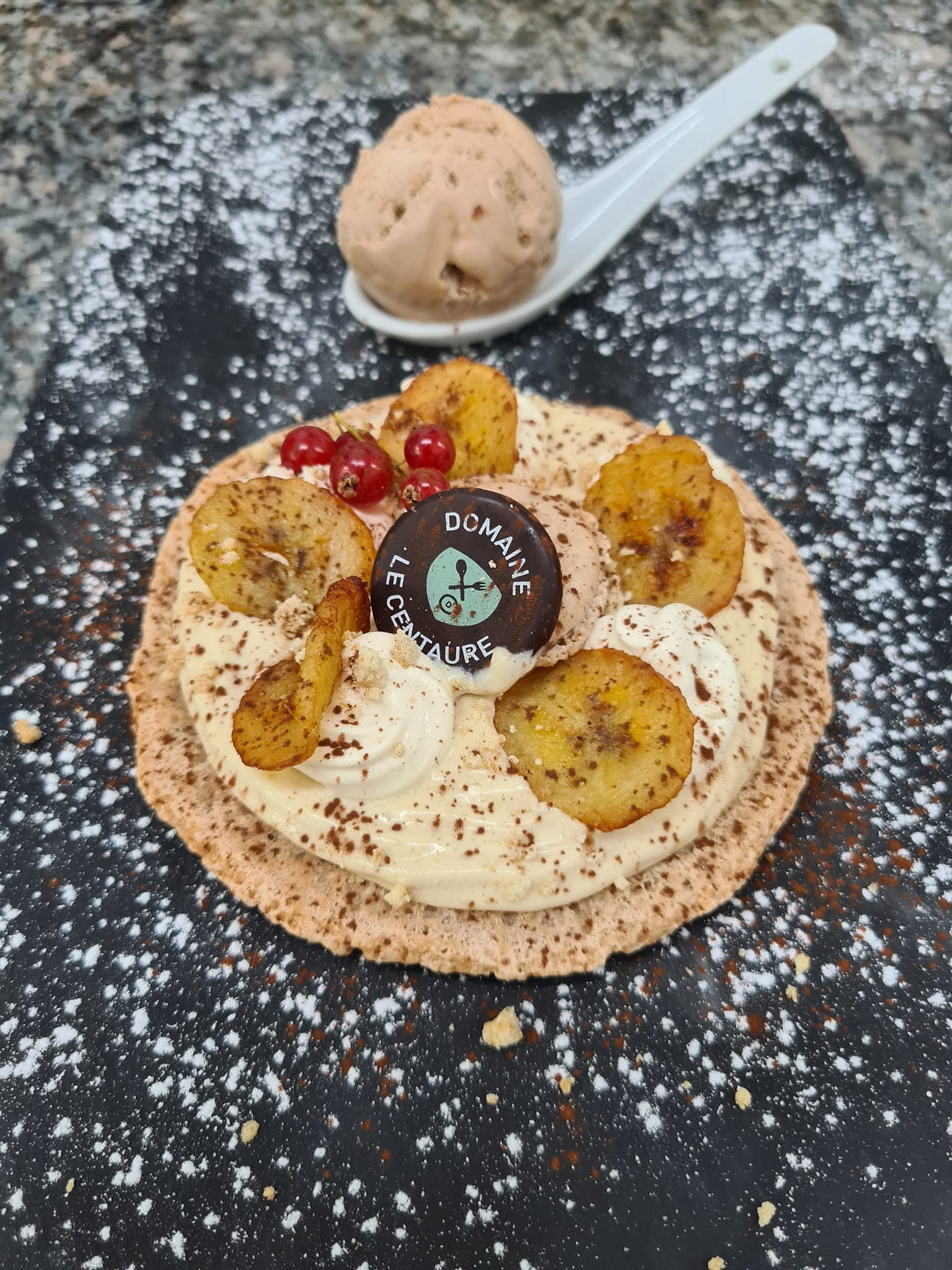 Macaron, ganache banane, mousse caramel, chips de bananes.