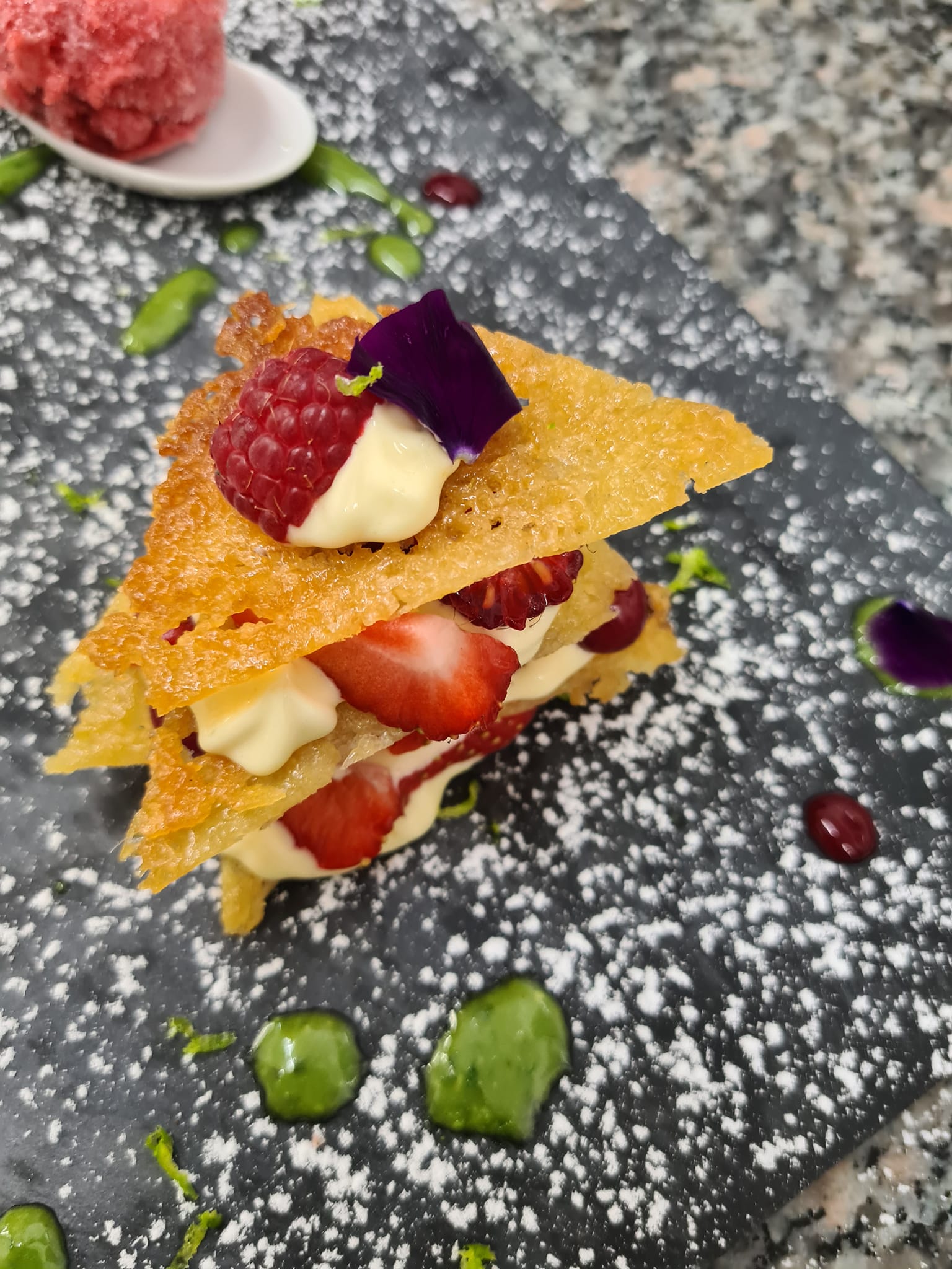 Millefeuille de fruits rouges, crémeux yuzu, pesto sucrée au basilic.